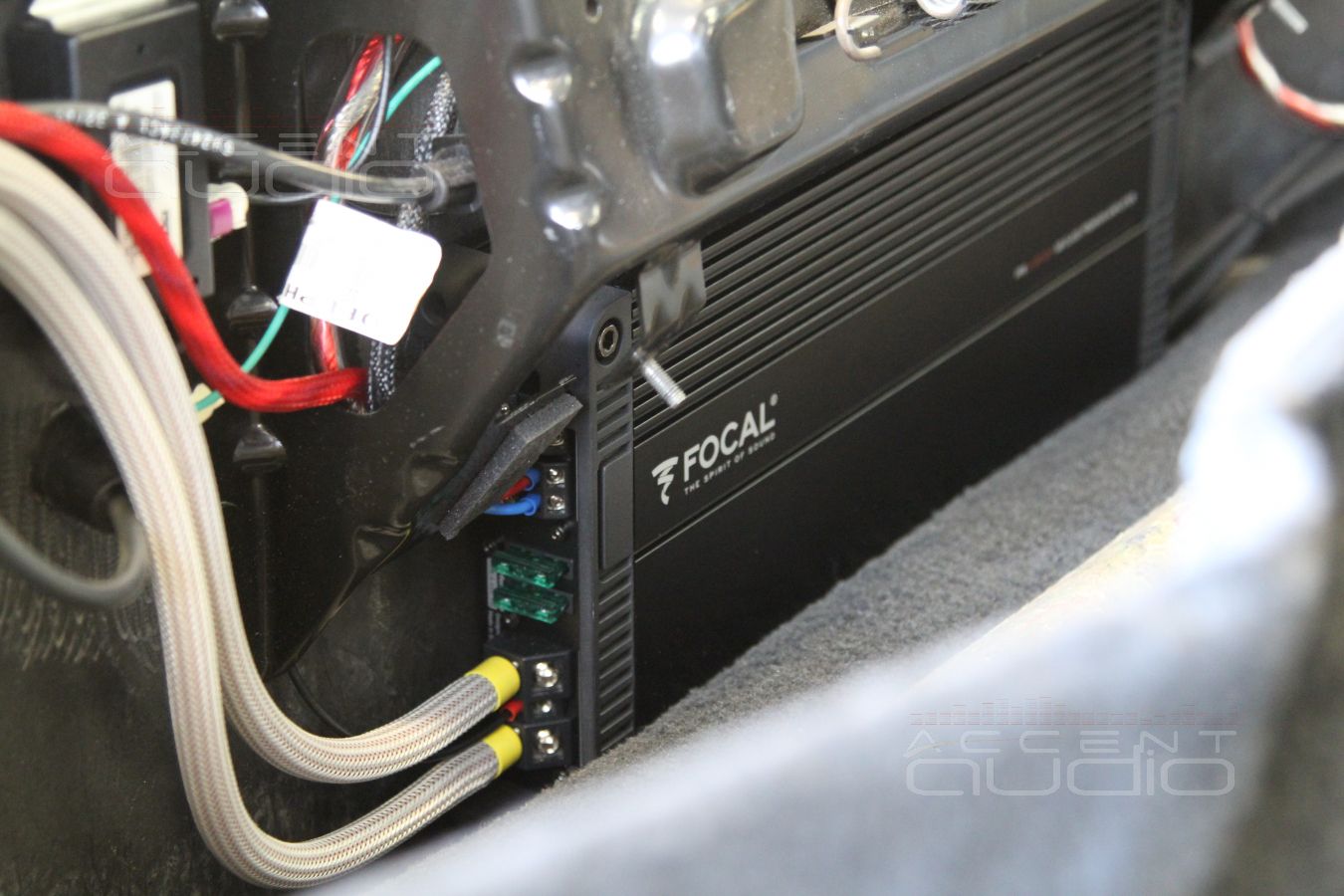 Установка усилителя Focal FPX 4.400 SQ