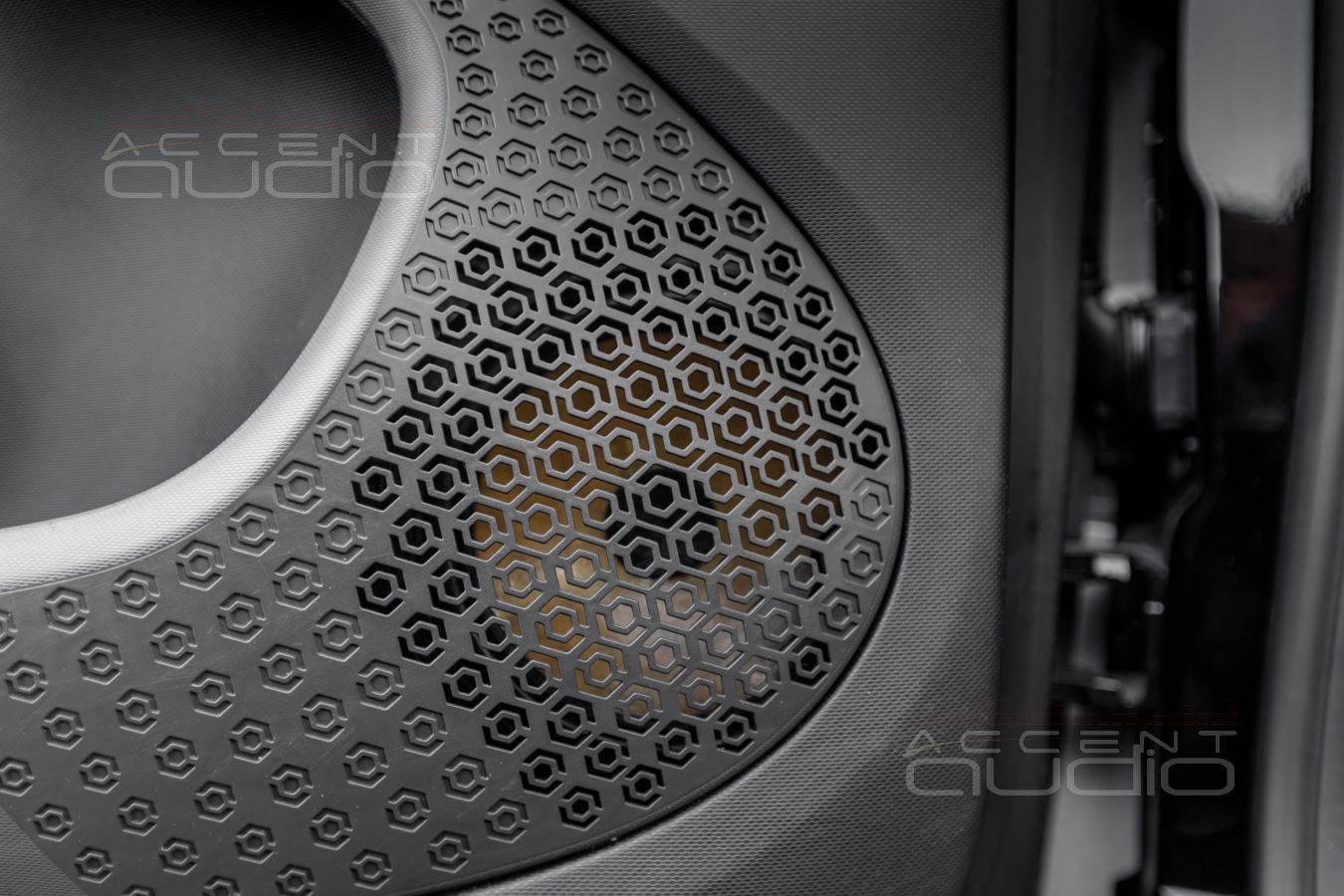 Аудиоподготовка дверей, которая начинается со снятия крыльев Smart Fortwo 