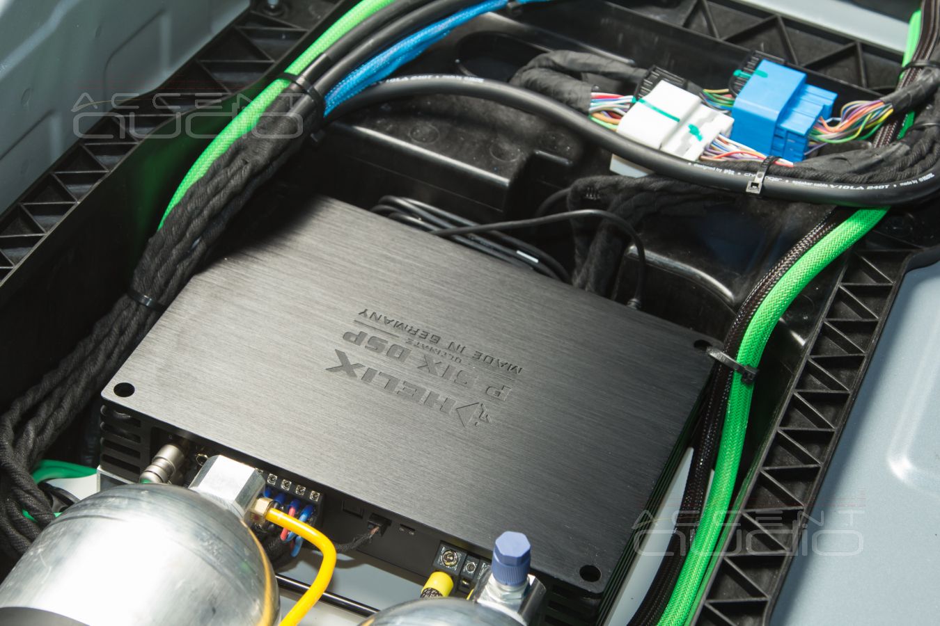 Сложная, полностью скрытая установка усилителей Helix в Zeekr 001