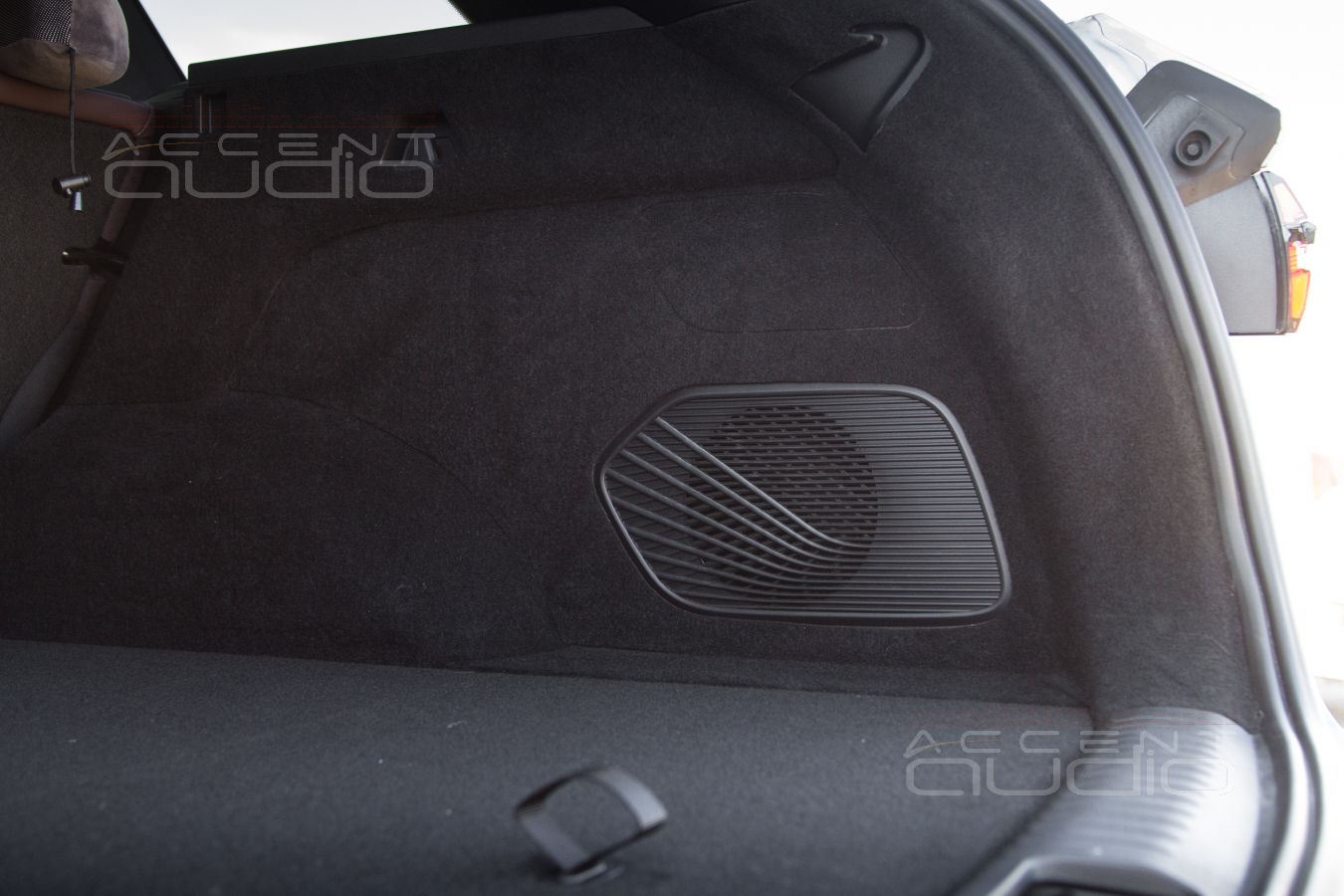 Новый сабвуфер с корпусом, который полностью прячется за обшивкой Monjaro