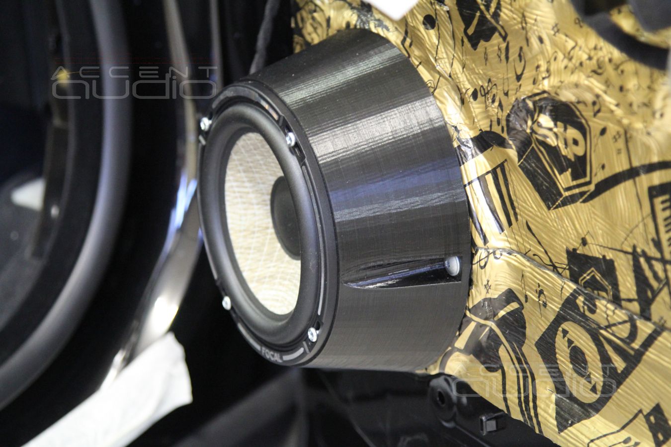 Аудиоподготовка Range Rover Velar, установка мидбасов Focal и великолепный пластик обшивок