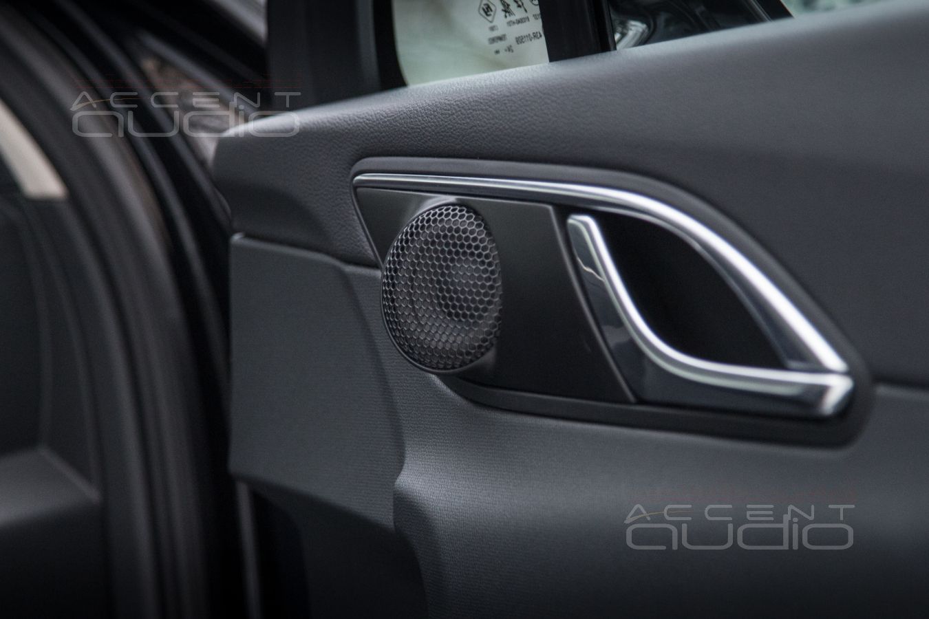 Решение: широкая полоса от Eton PRW 50 в штатных местах Hongqi HS3