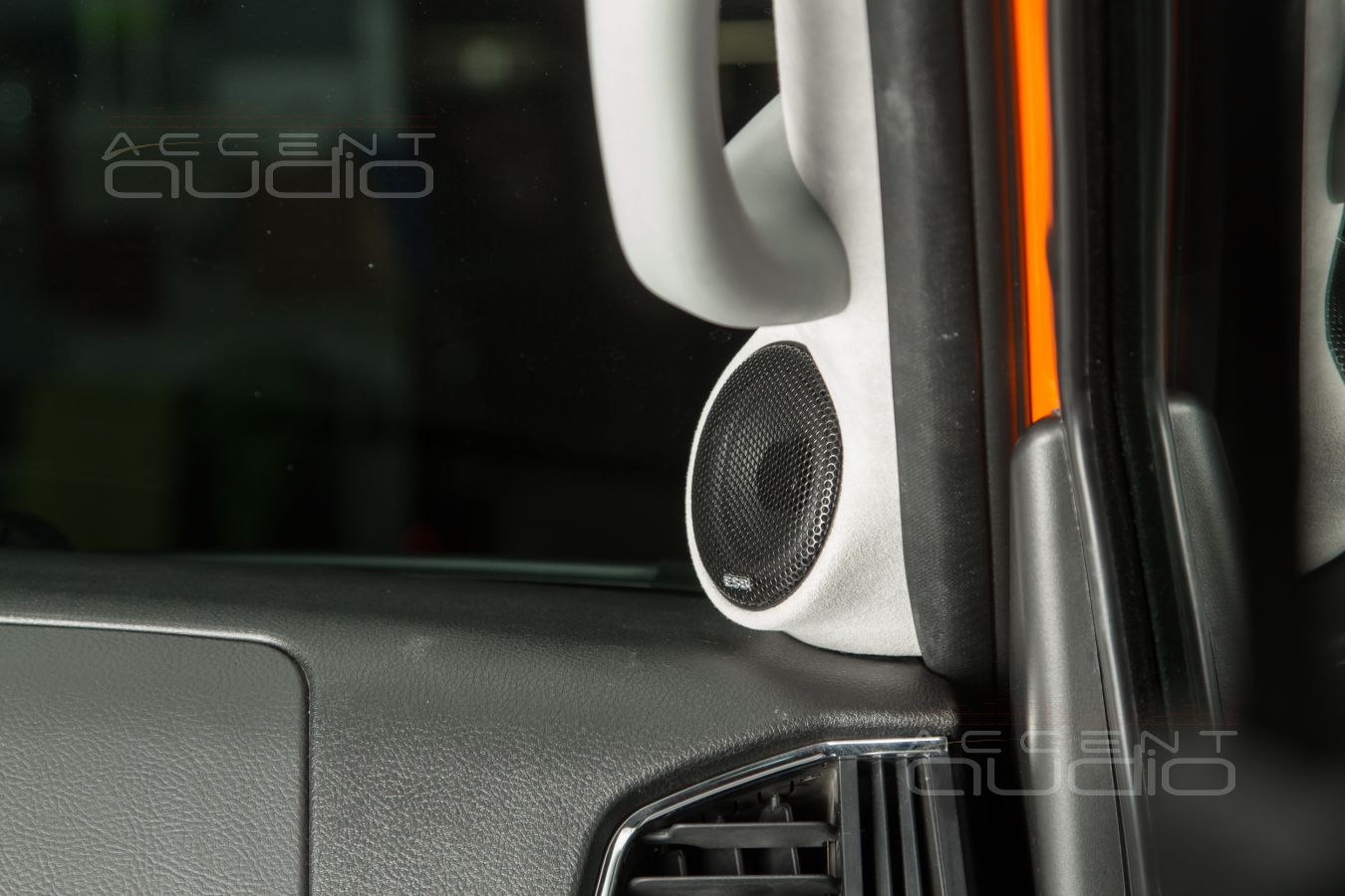 Широкополосные излучатели в стойках-подиумах УАЗ Патриот