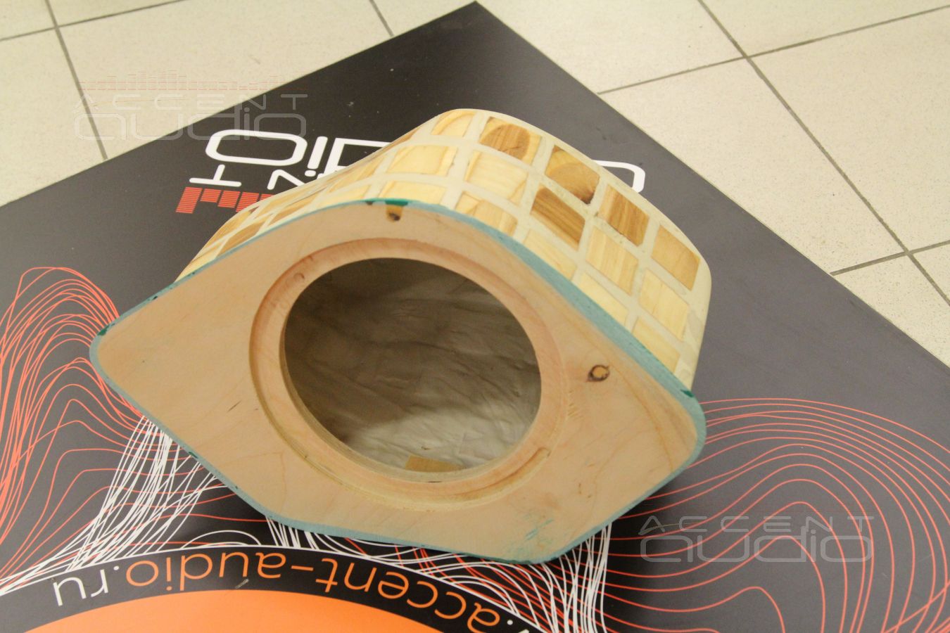 Маленькому сабвуферу – маленький, но качественный корпус: стелс для Audison Prima 8D