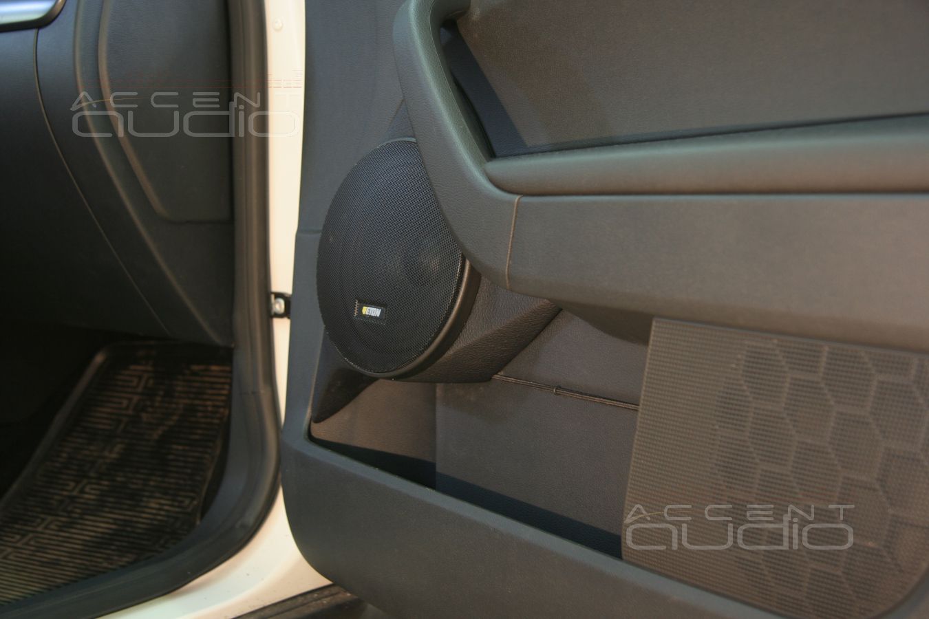 Установка мидбасов в Skoda Yeti 