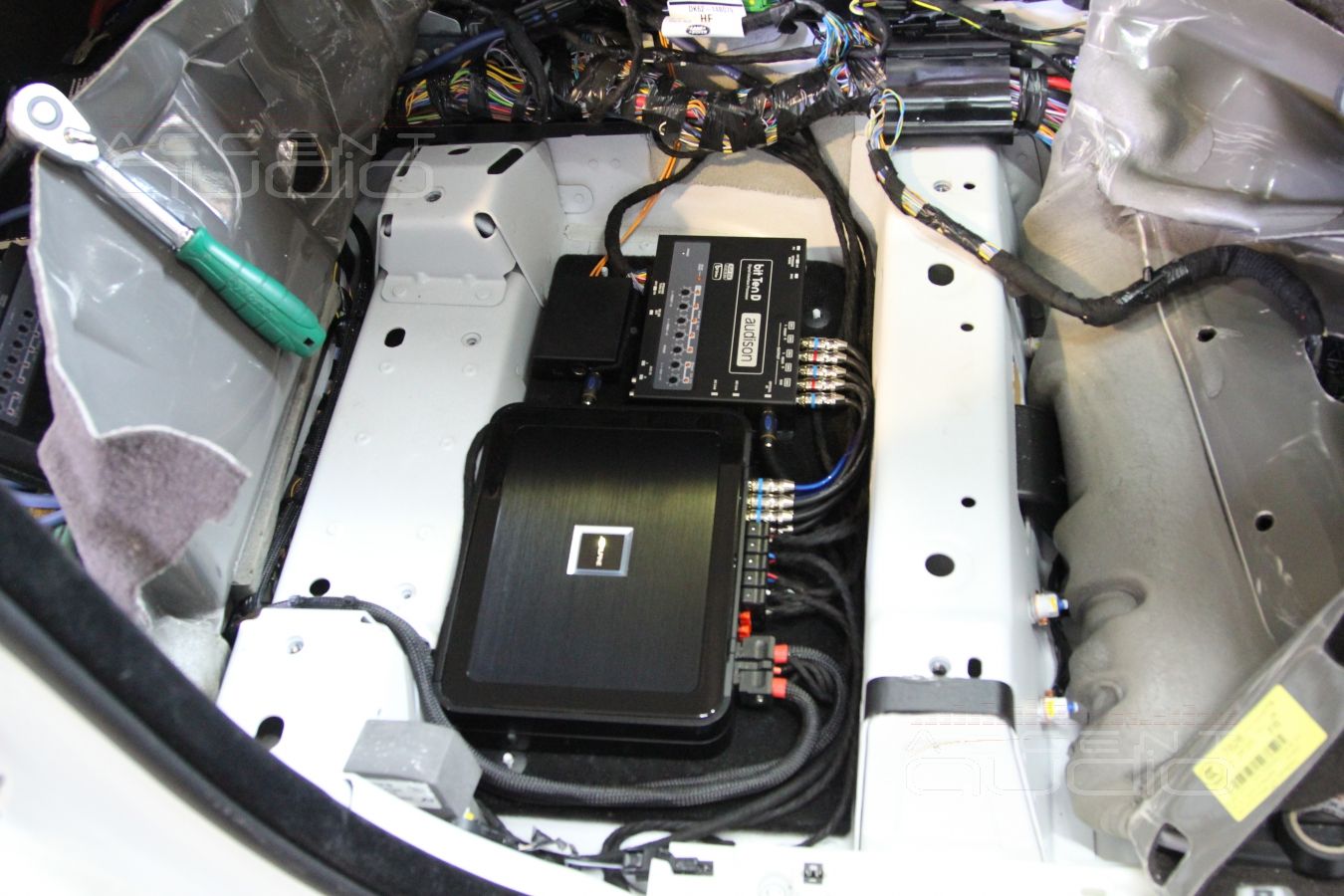 Прокладка проводки и установка усилителя