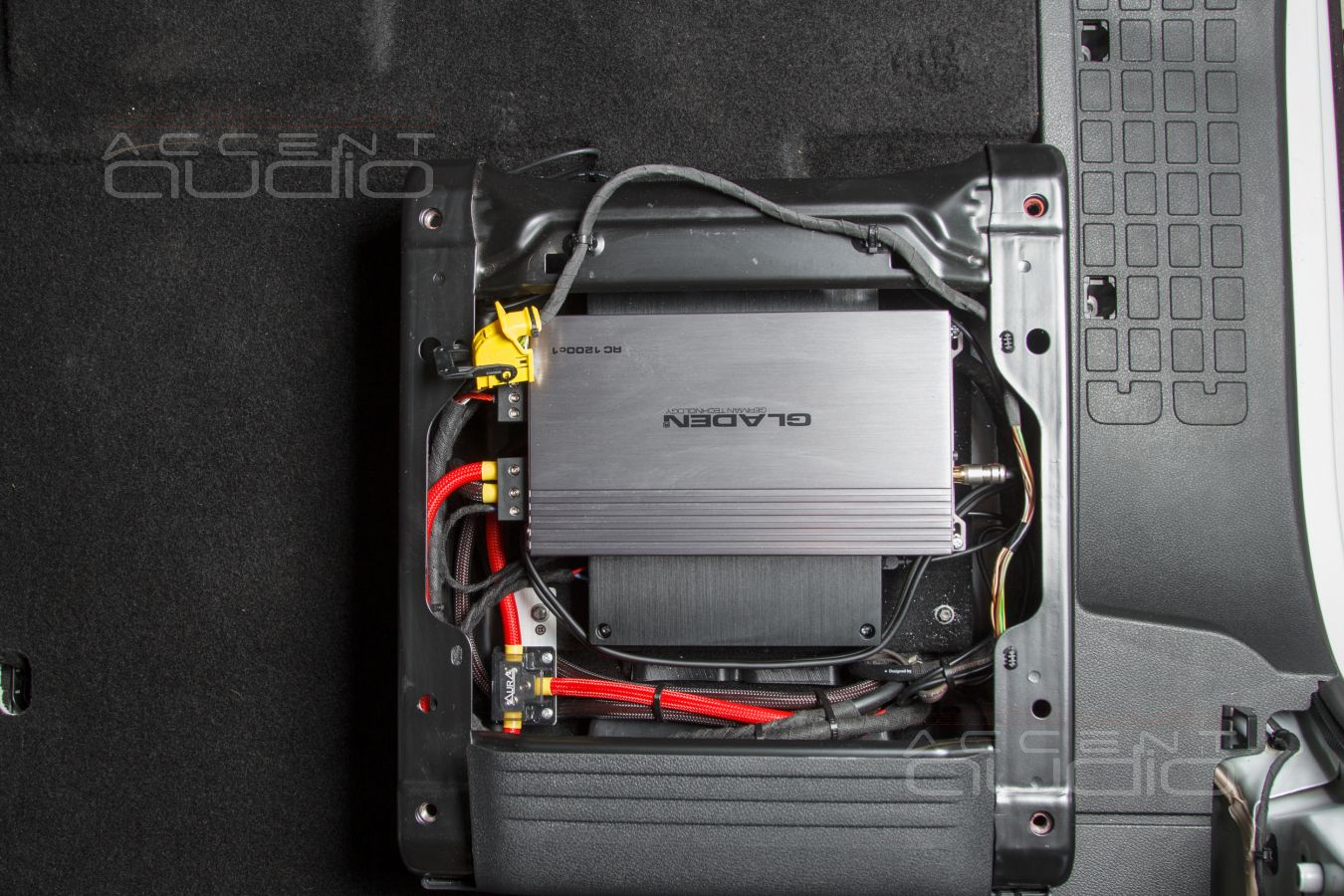 Установка усилителей Helix и Gladen в Opel Zafira Life