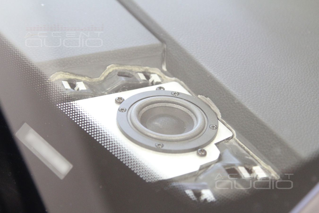 Новая акустика в Porshe Macan - среднечастотные излучатели ScanSpeak