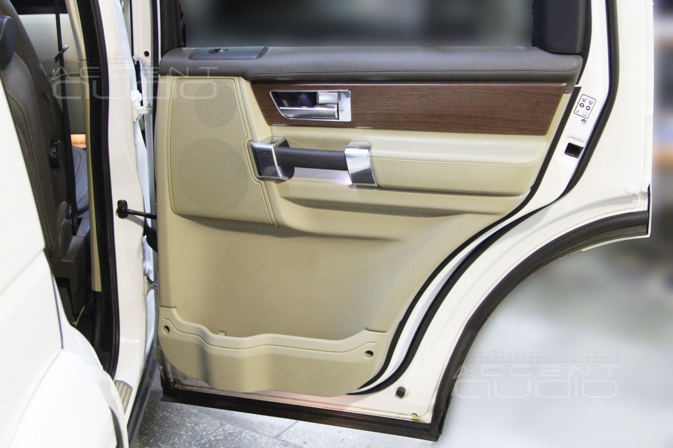 Установка тыловой акустики в Range Rover Discovery: Focal Performance