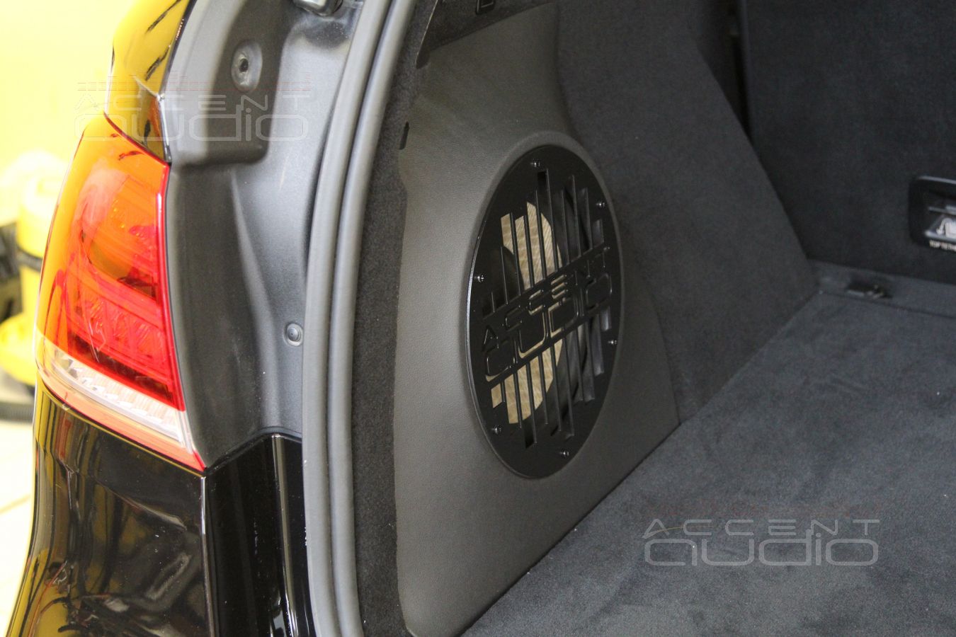 Mercedes-Benz GLE: Сабвуфер-стелс в очередной раз… из дерева