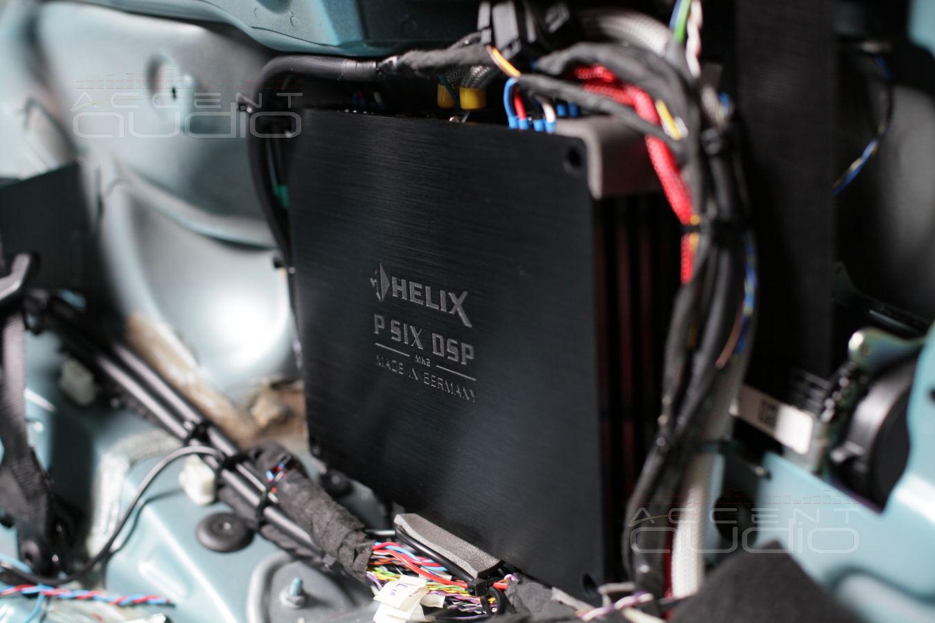 Скрытая установка процессорного усилителя Helix PSix в Mini Cooper S