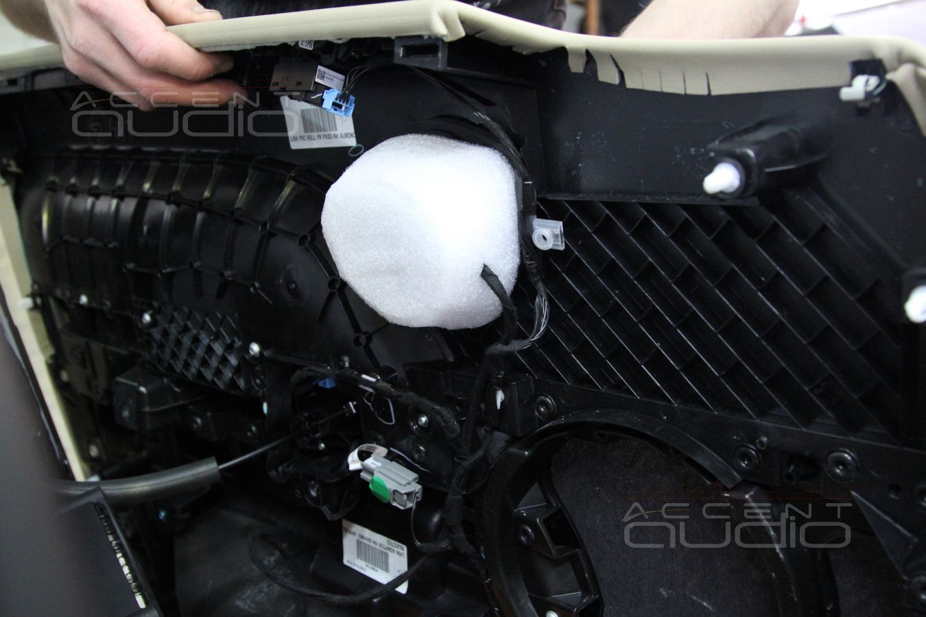 Установка трехполосной акустики Focal в Range Rover Sport