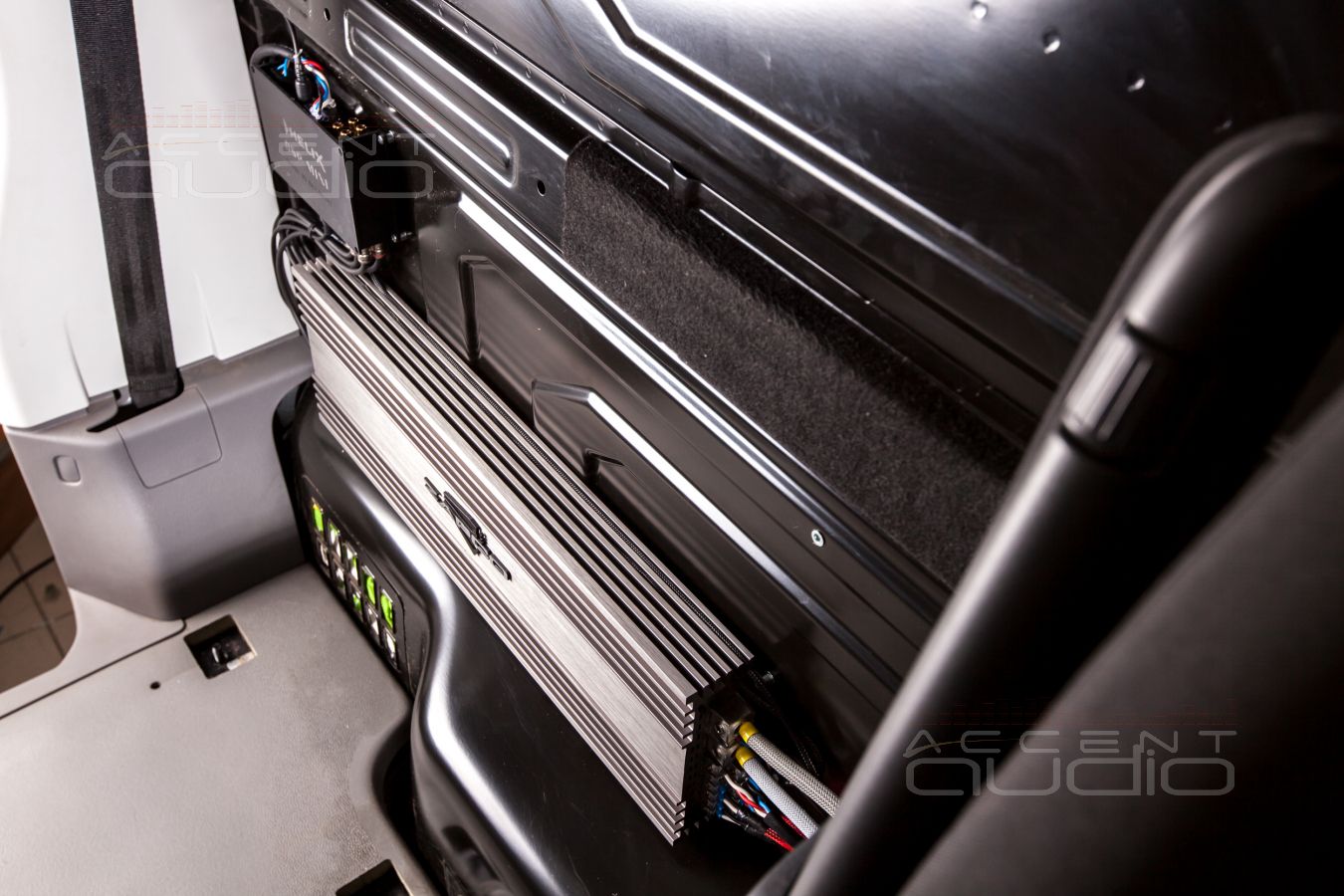 Правильная установка усилителя Zapco и Процессора Helix в Volkswagen Crafter