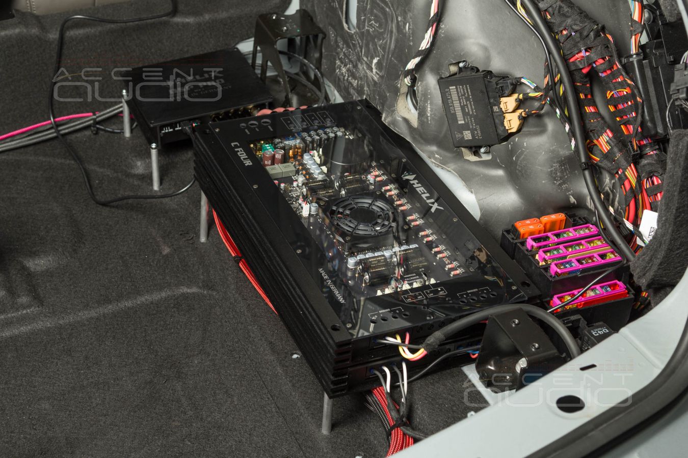 Выбор и монтаж усилителей AB класса в компактный Porsche Macan