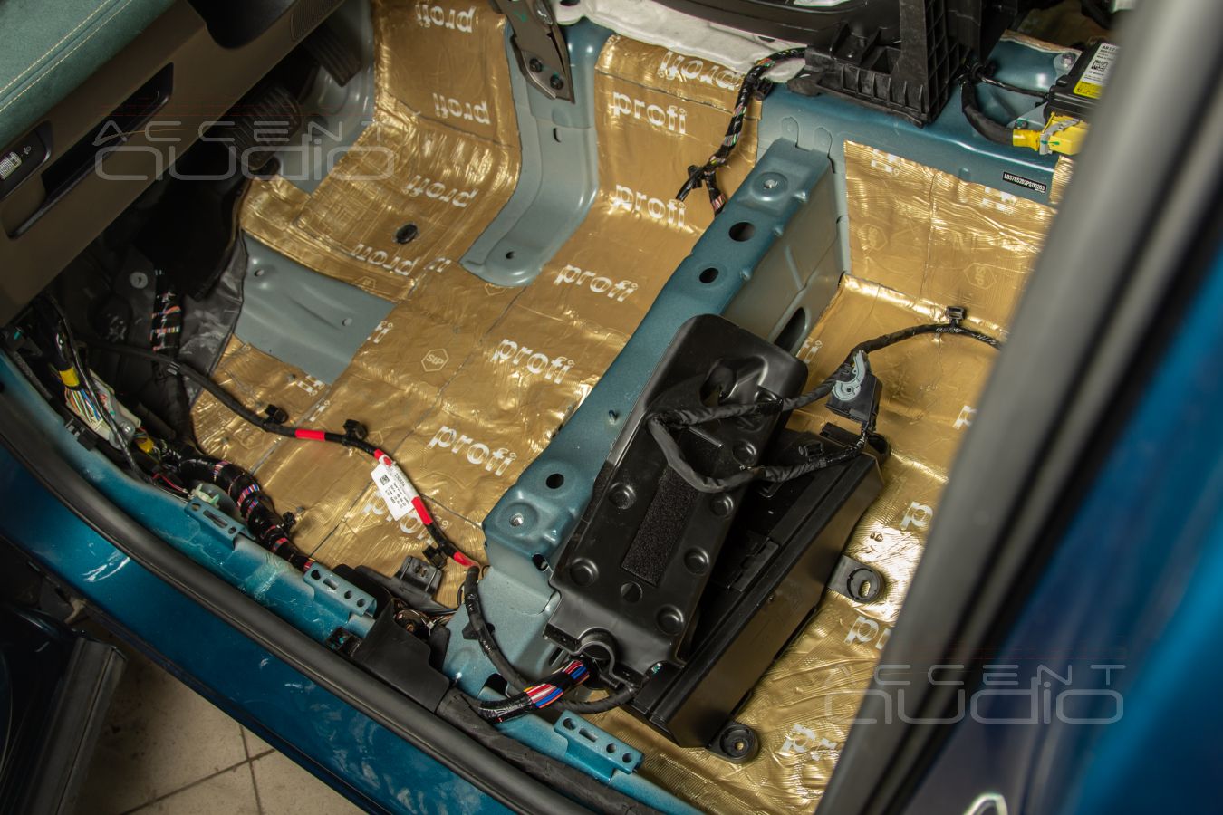 Шумоизоляция Geely Monjaro: первый слой - самый важный !