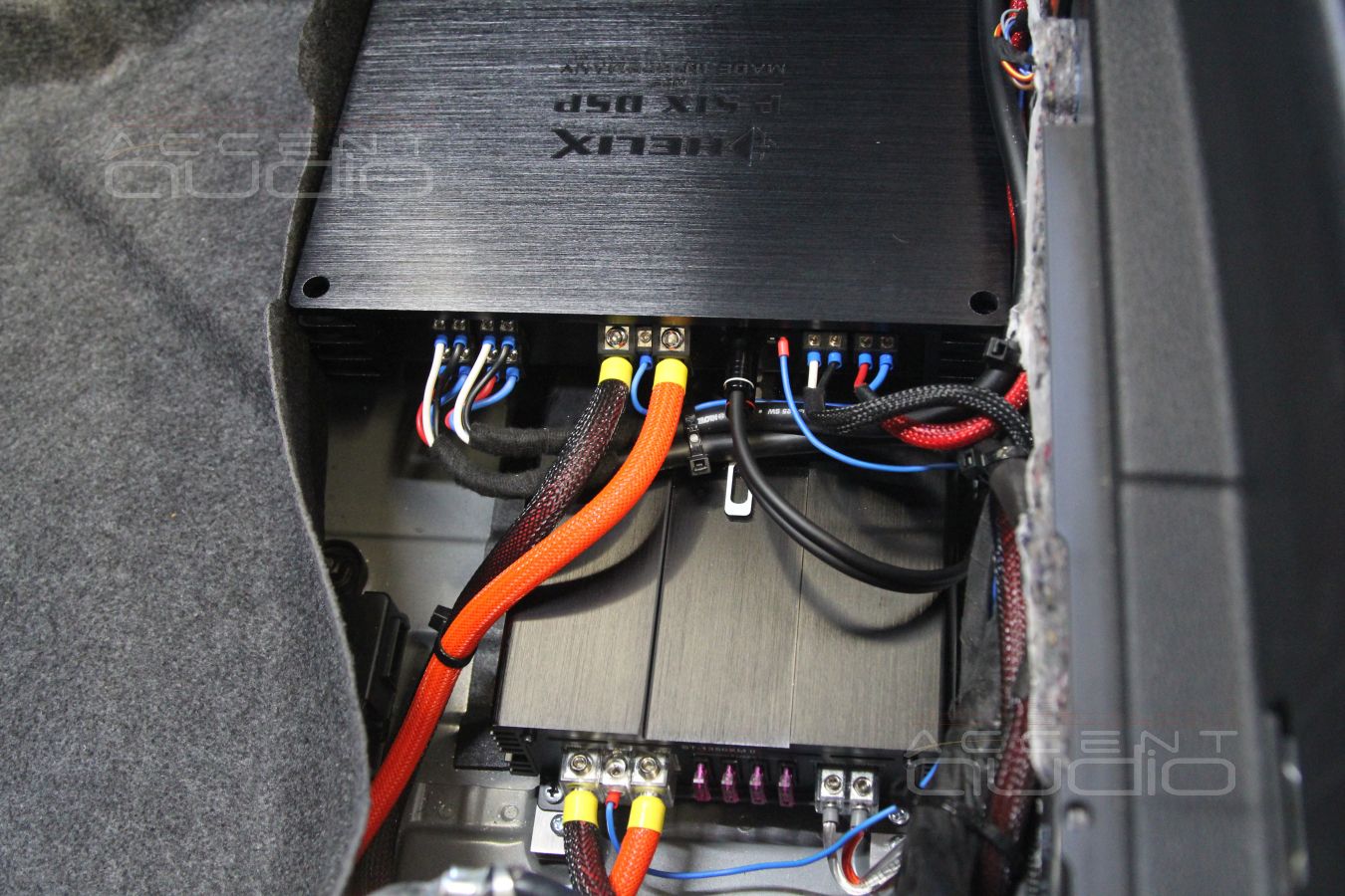 Усилители в BMW X6 можно разместить компактно !