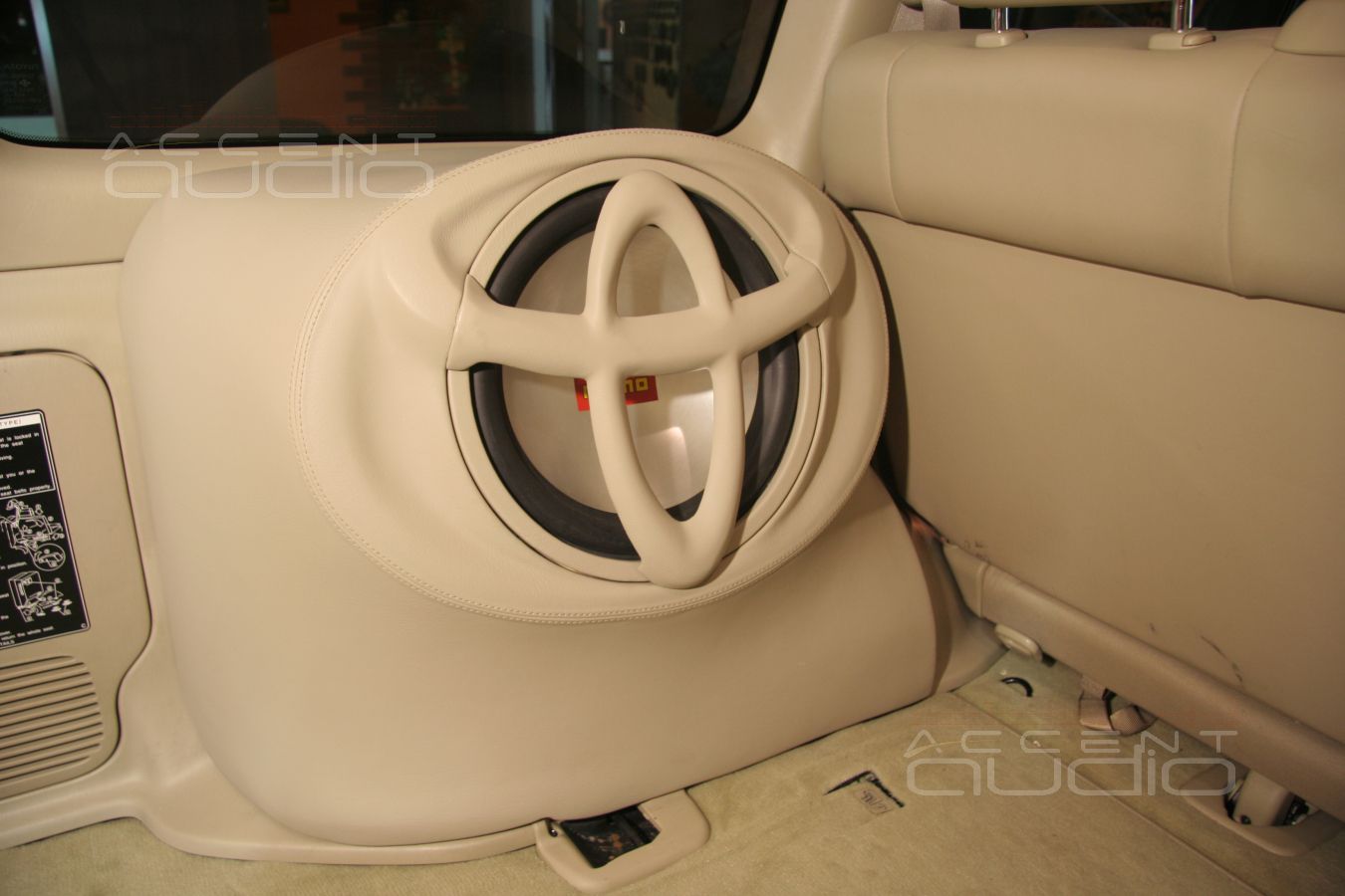 Съемный сабвуфер СТЕЛС в Toyota Land Cruiser 100