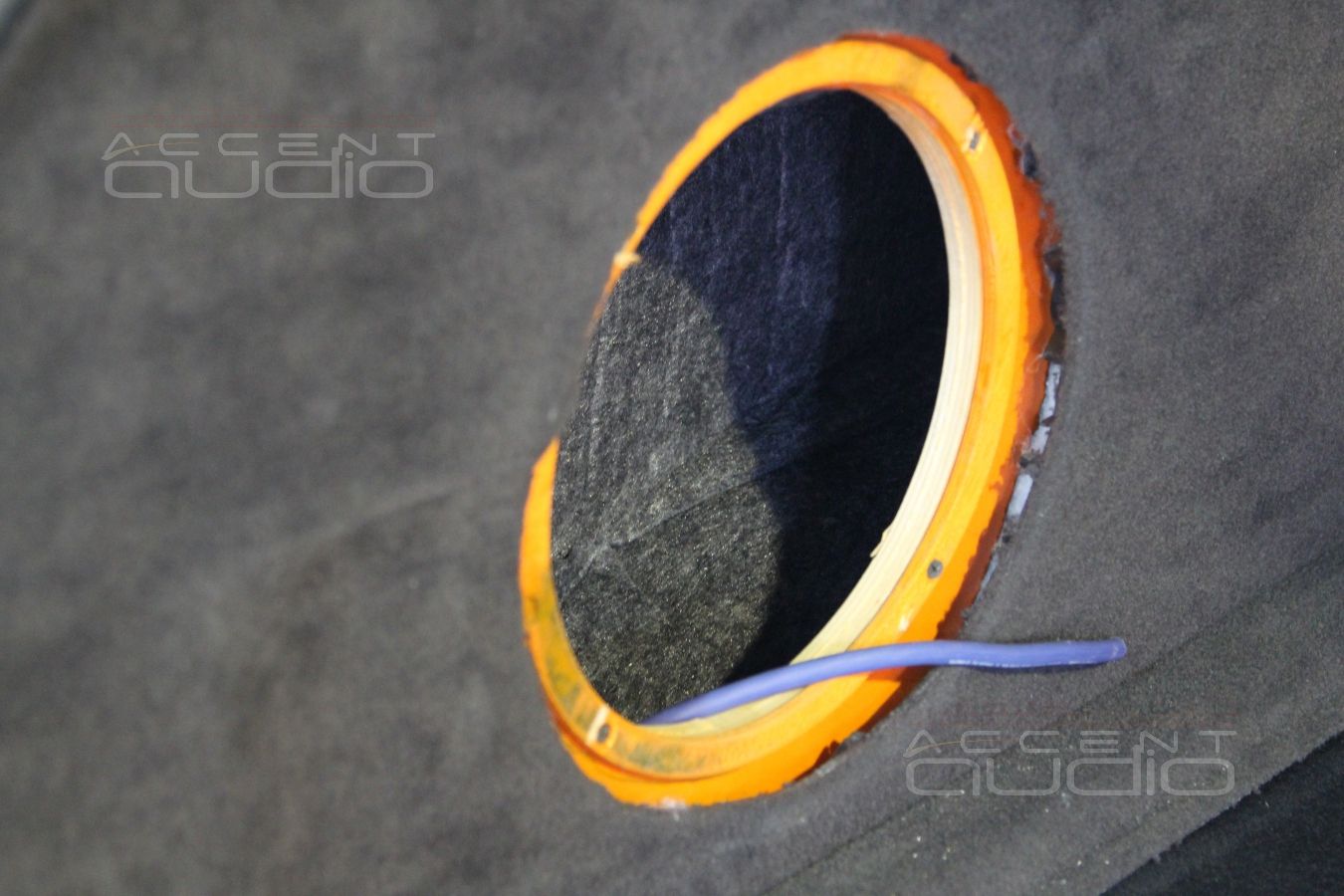 Сабвуфер Focal, встроенный в крыло Range Rover Sport