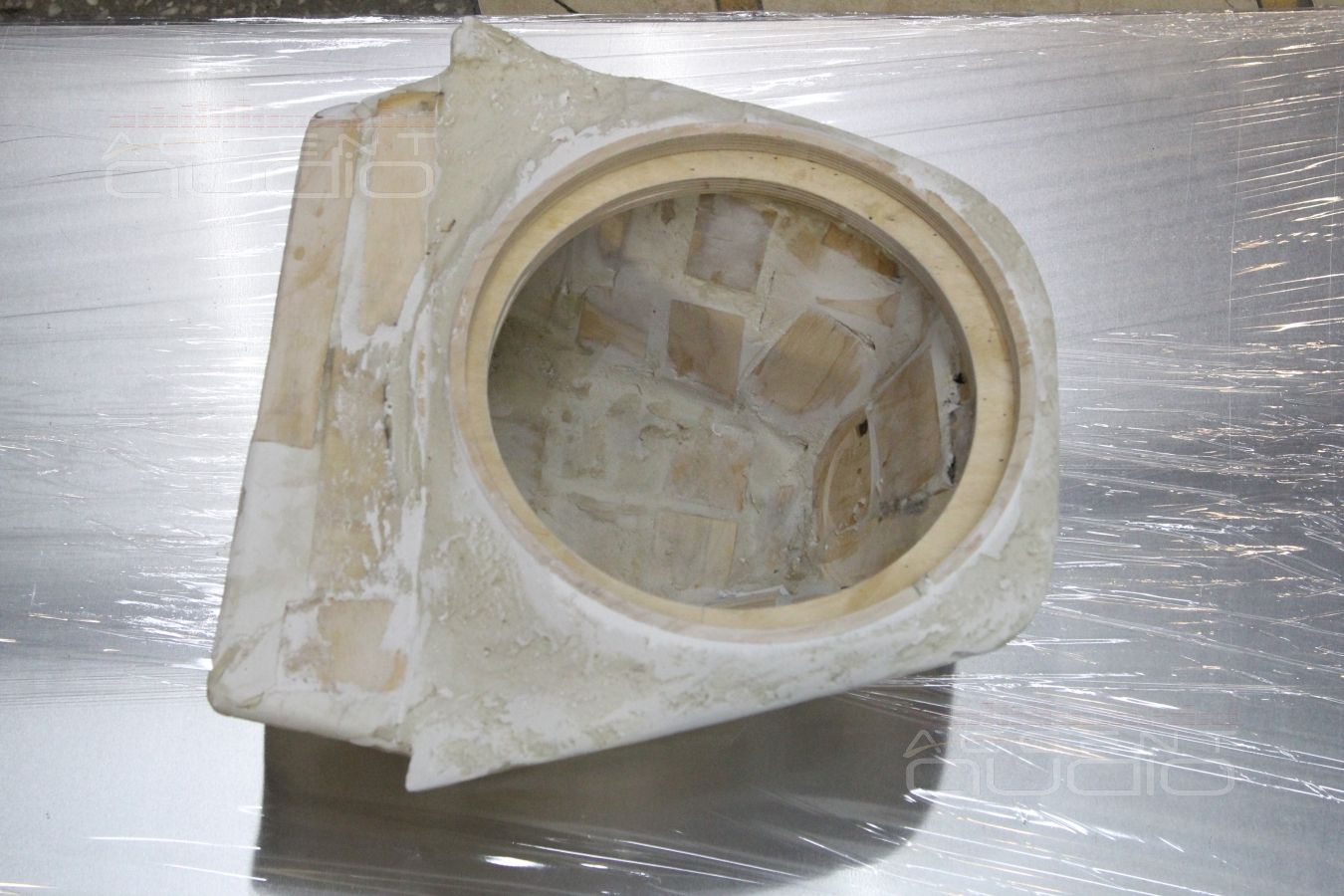 Сабвуфер Focal, встроенный в крыло Acura MDX