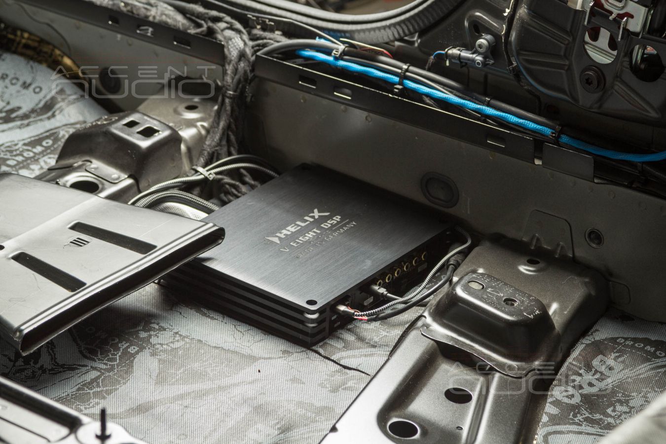 Сердце и мозги аудиосистемы Helix NEXT VEight Ultimate из Германии в MB AMG45