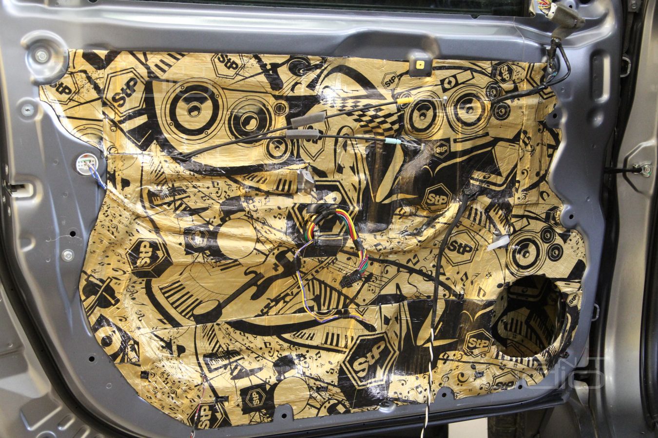 Аудиоподготовка дверей Mitsubishi Pajero Sport