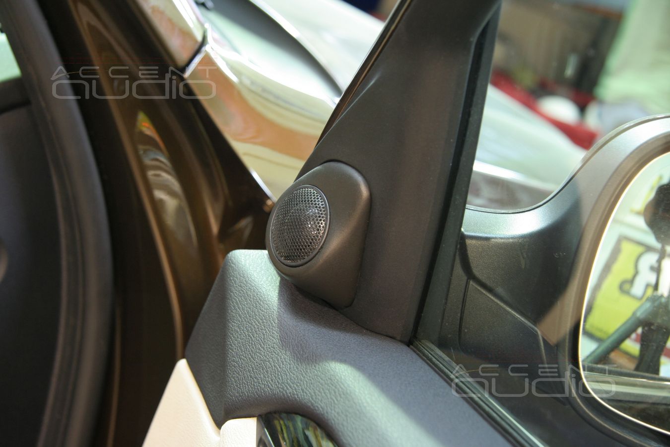 Встроенные подиумы - установка твитеров в BMW X1