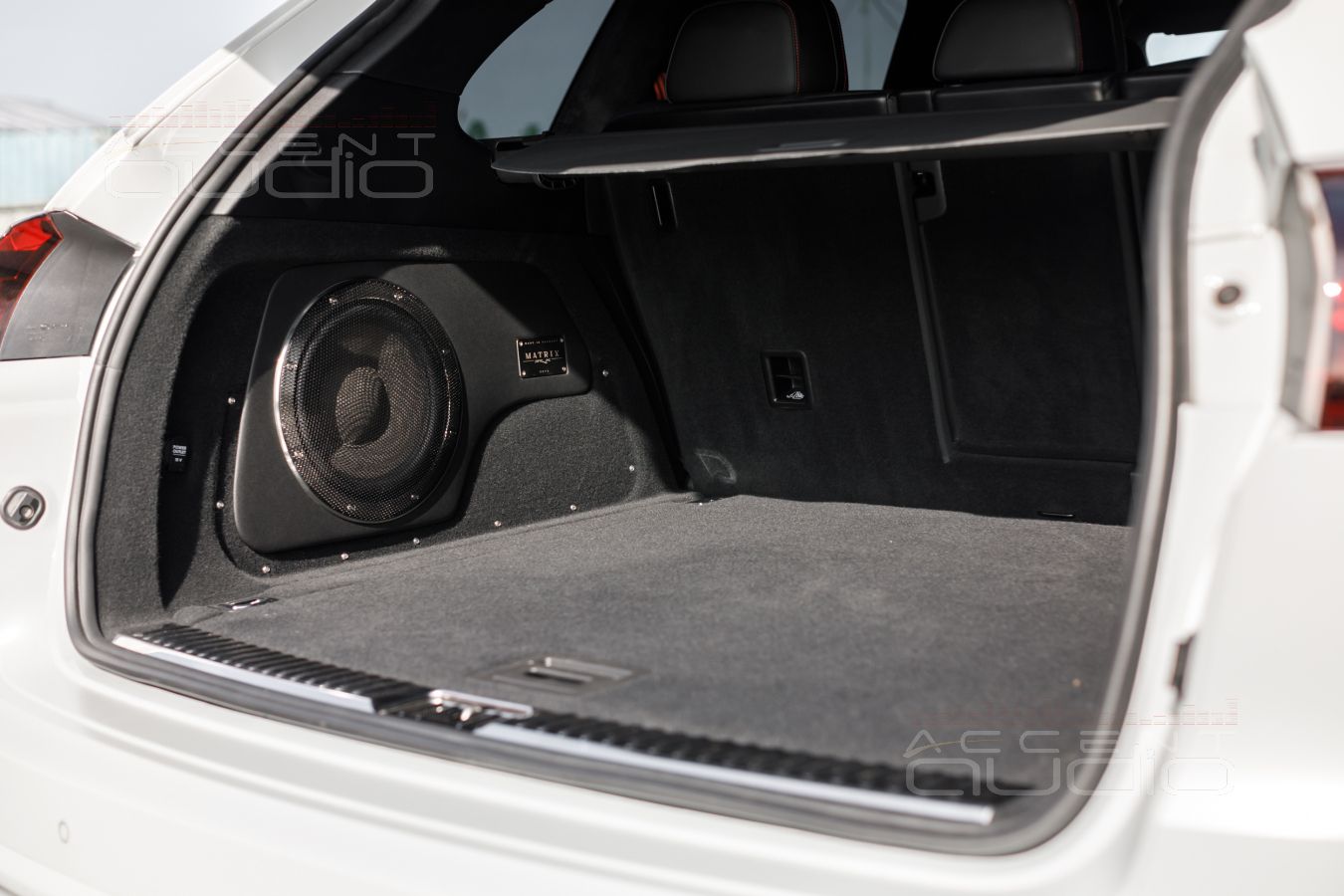 Сабвуфер-стелс для Porsche Cayenne: стильный немецкий бас