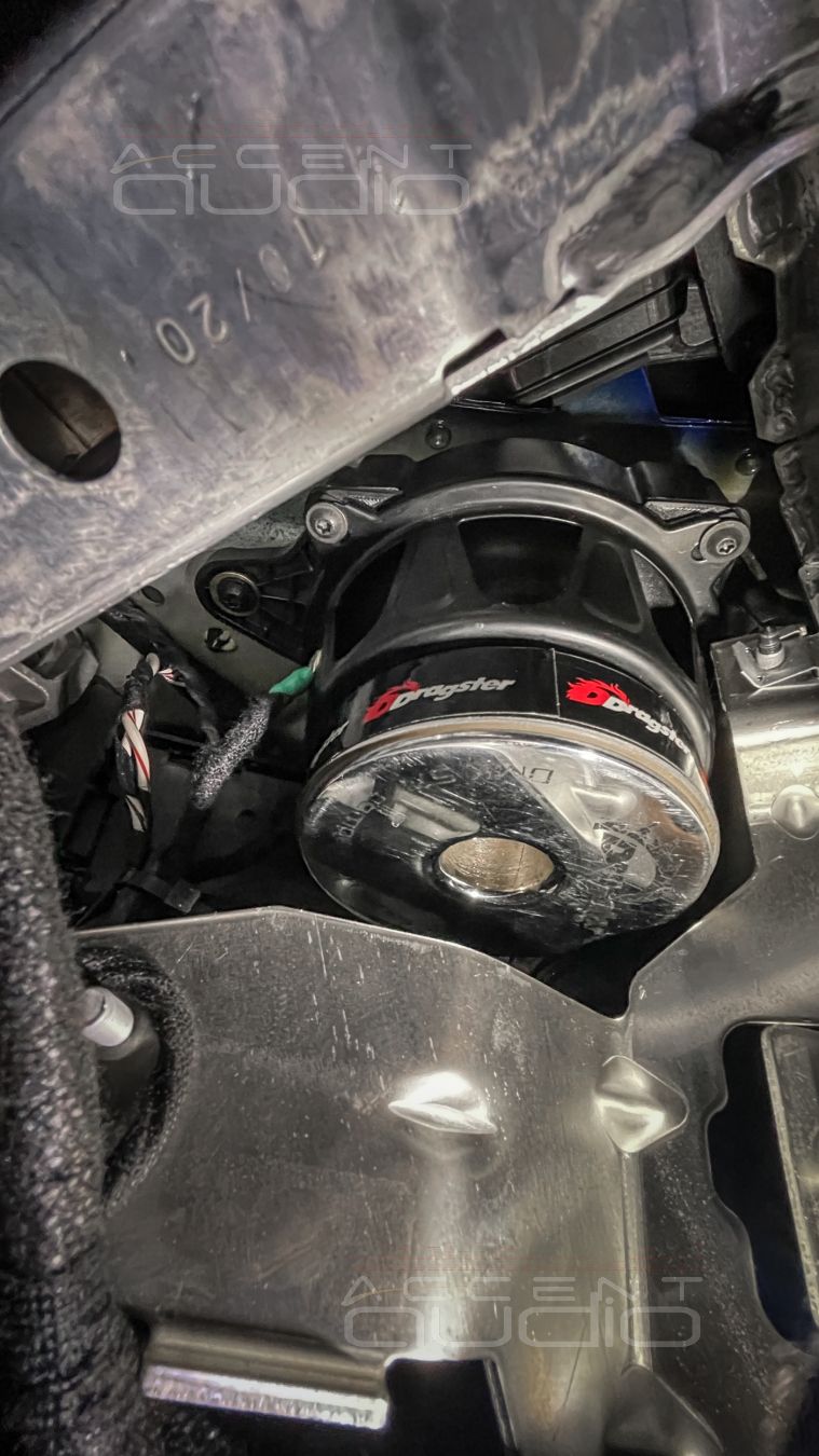 Сабвуфер в торпеде – штатное решение для Porsche 911