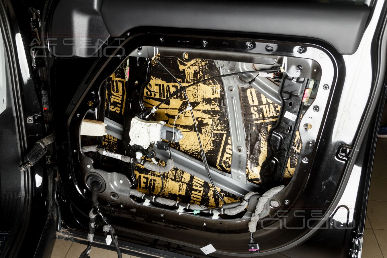 Аудиоподготовка дверей и установка мидбасовых динамиков Brax ML6D в LandRover Defender