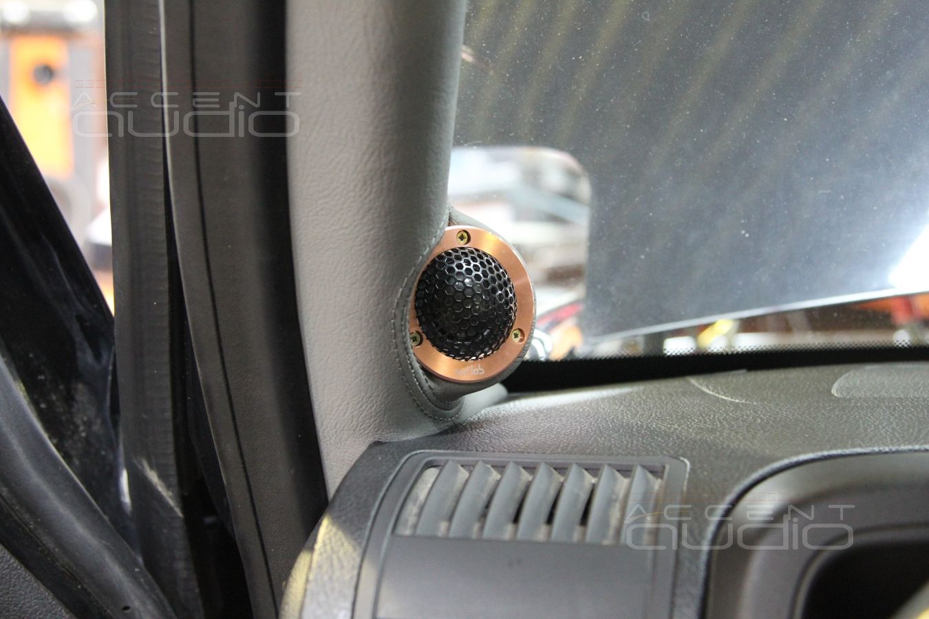 Установка твитеров в стойки Hummer H3