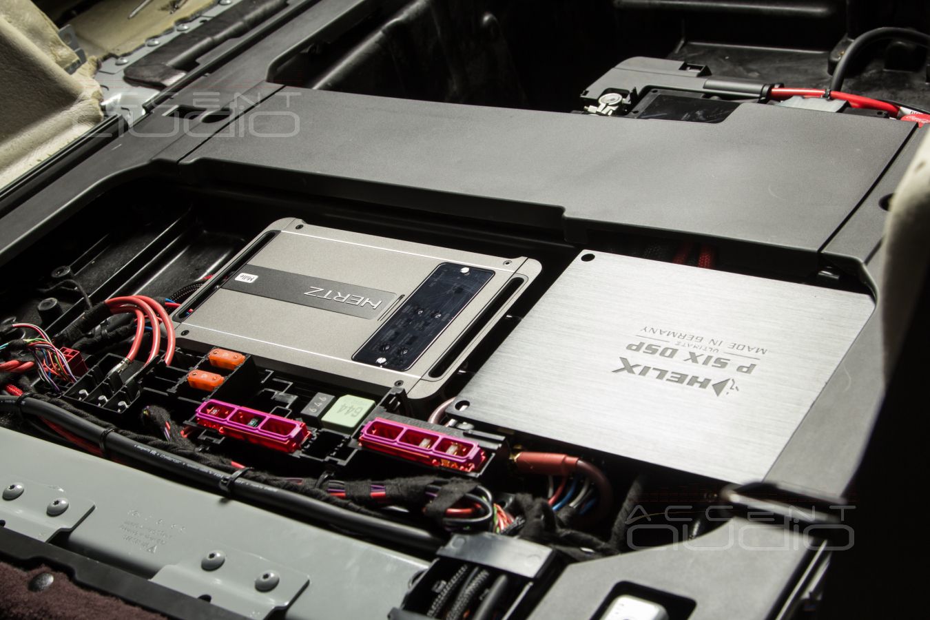 Самый технологичный и красивый монтаж усилителей Helix и Hertz в новый Porsche Panamera