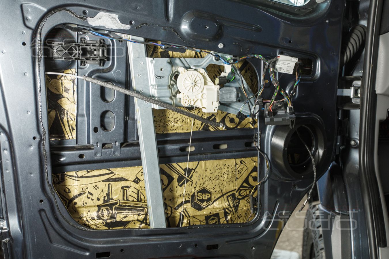 Аудиоподготовка дверей Mercedes-Benz Sprinter CS-Reisemobile