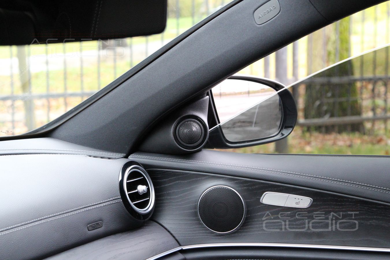 Подиумы под твитеры Eton, которые могли быть спрятаны, но теперь установлены правильно