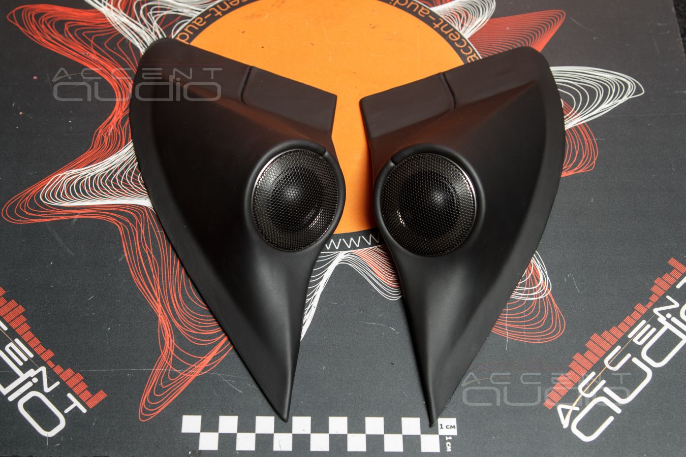 Комплект из двух подиумов для установки высокочастотных излучателей в Audi Q7 2015-2019.