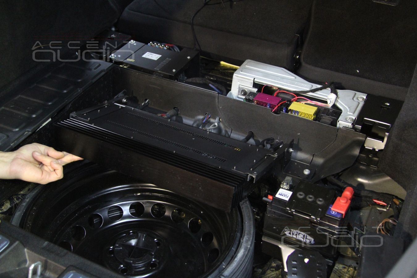 Установка аудиопроцессора Audison и пятиканального усилителя в Mercedes GLK 2014