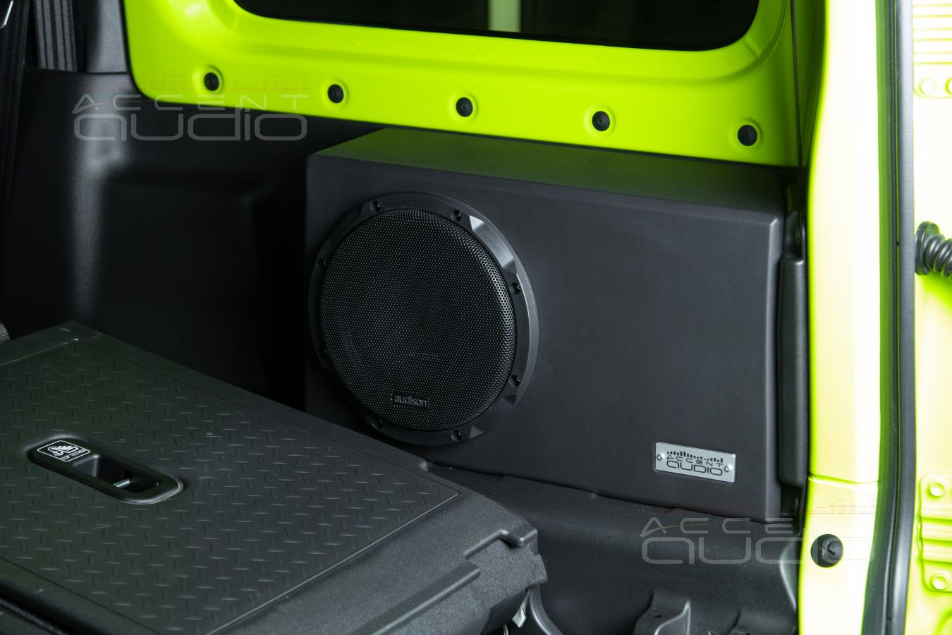 Сабвуфер Audison в маленьком Suzuki Jimny