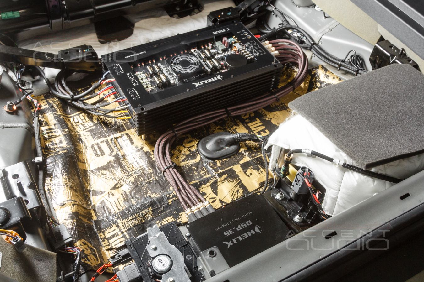 Скрытый монтаж лучших немецких усилителей и аудиопроцессора Helix в LandRover Defender