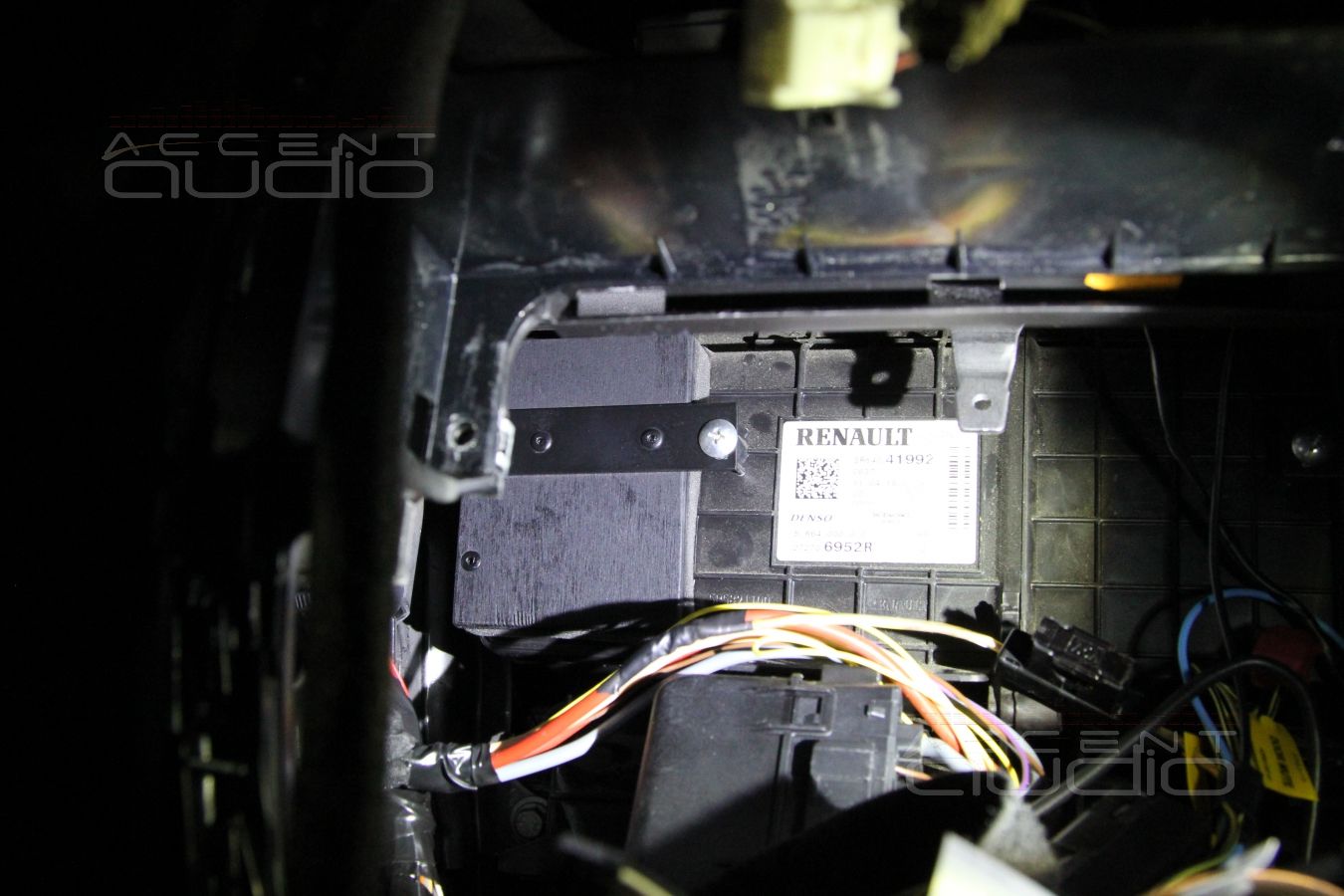 Установка магнитолы Pioneer DEH-P99RS в Renault Clio RS Sport