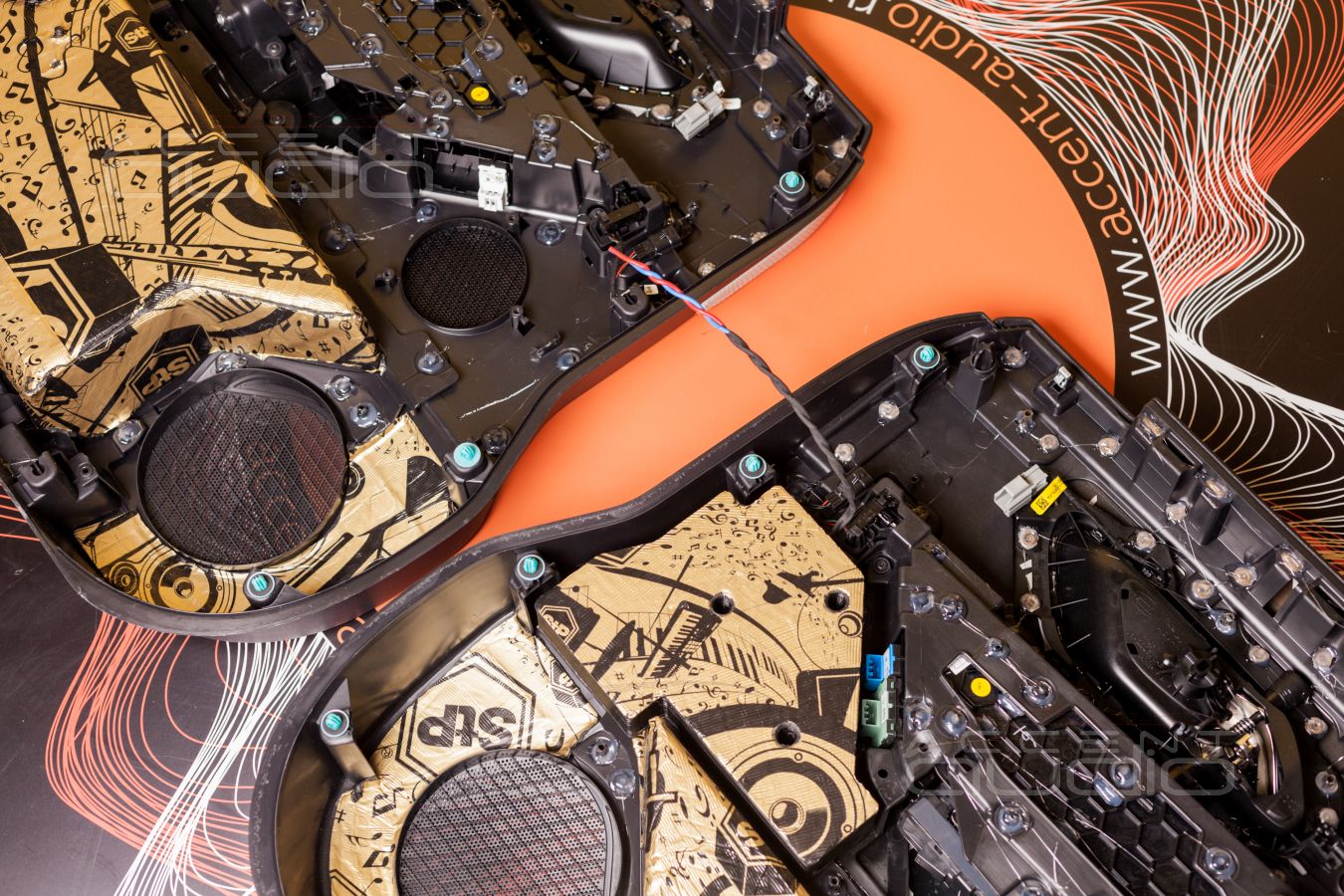 Правильная установка среднечастотных динамиков Brax в передние двери Range Rover Velar