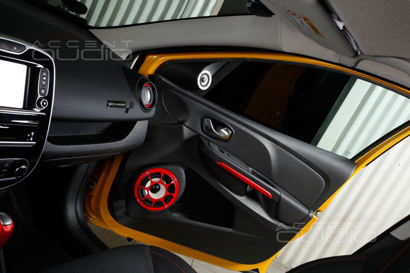 Подиумы под акустику Bewith в Renault Clio Sport
