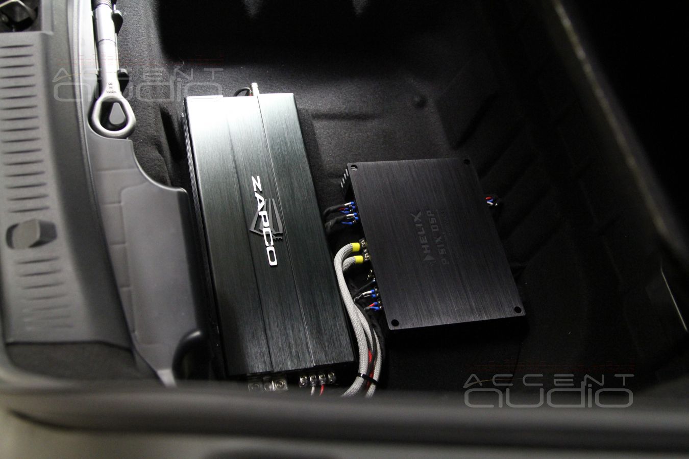 Скрытая интеграция усилителей Helix и Zapco в Mercedes-Benz E200