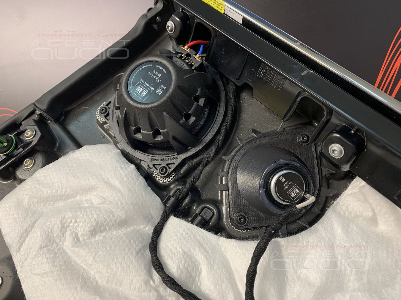 Все по штату: твитеры SOAudio и среднечастотники BLAM в штатных местах Rolls Royce Wraith