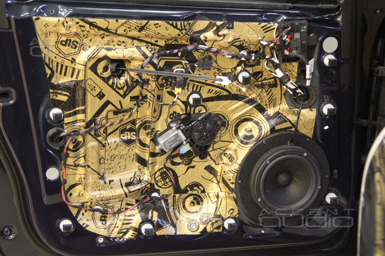 Новая акустика в Porshe Macan - 18 см мидбасы ScanSpeak Revelator в дверях