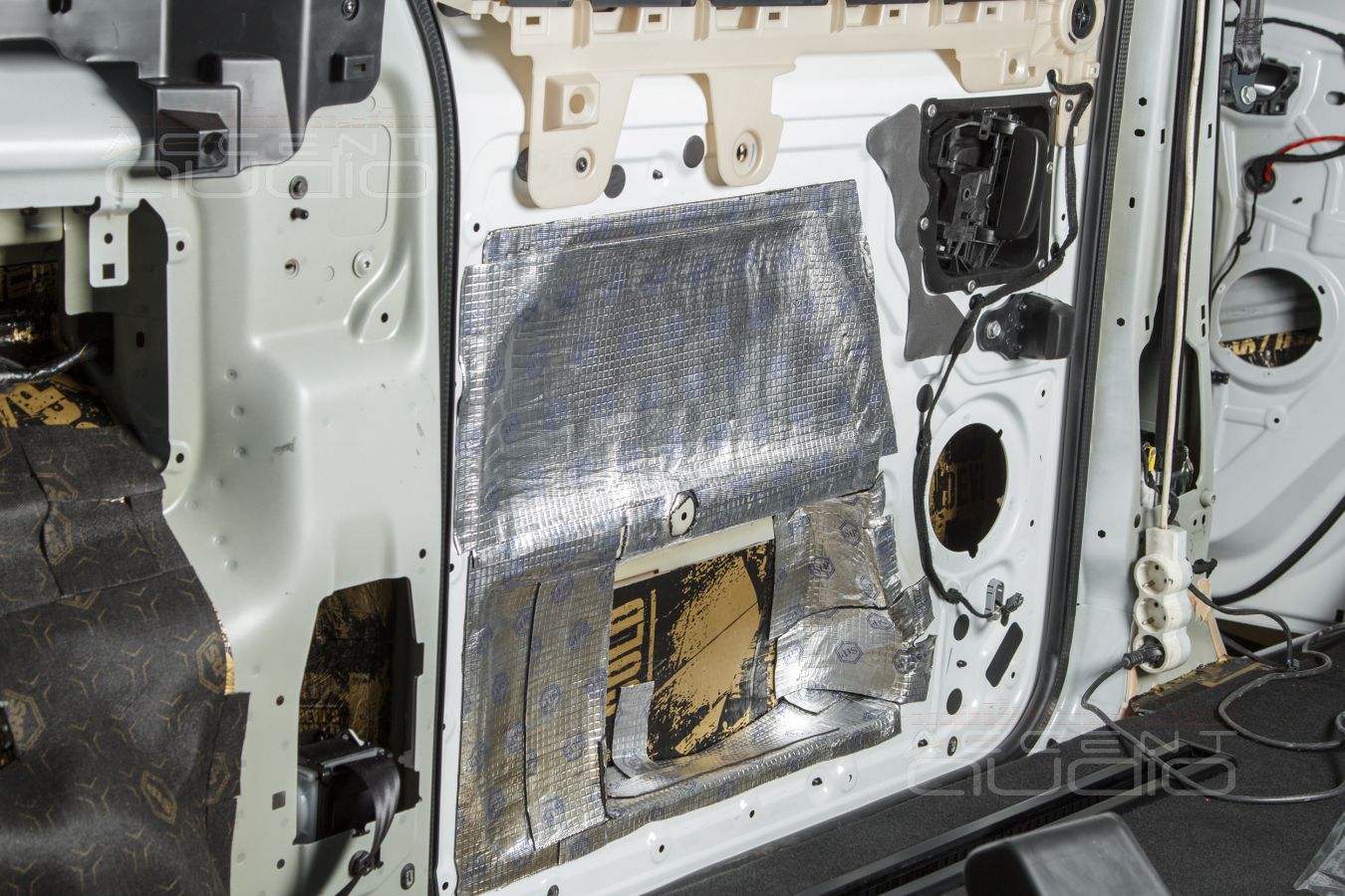 Аудиоподготовка, новые, быстрые и плотные мидбасы SOAudio в дверях Opel Zafira Life