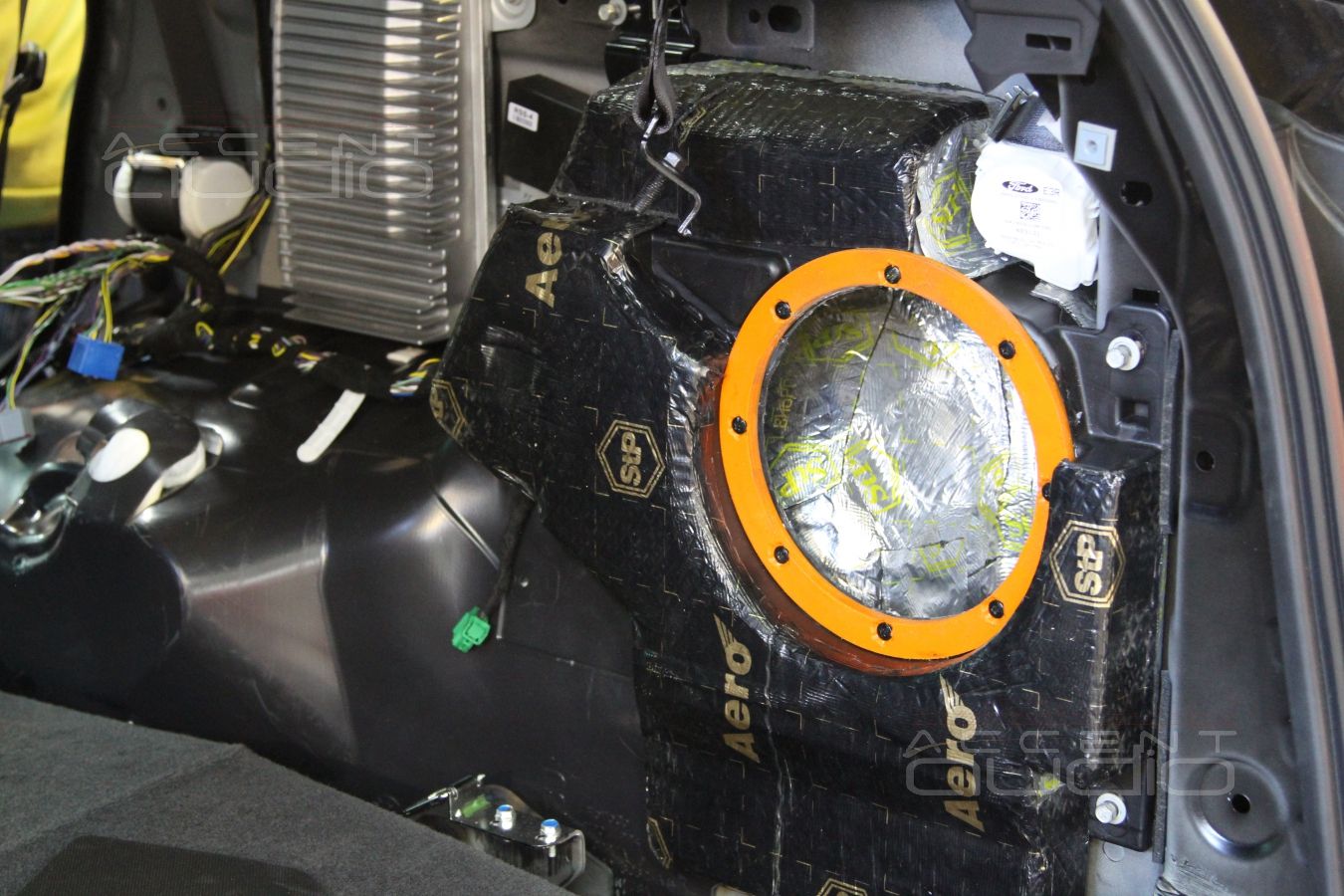 Сабвуфер в Ford Explorer 2014