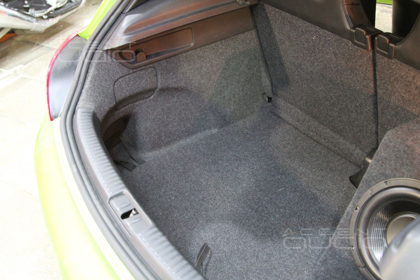 Сабвуфер в Volkswagen Scirocco 