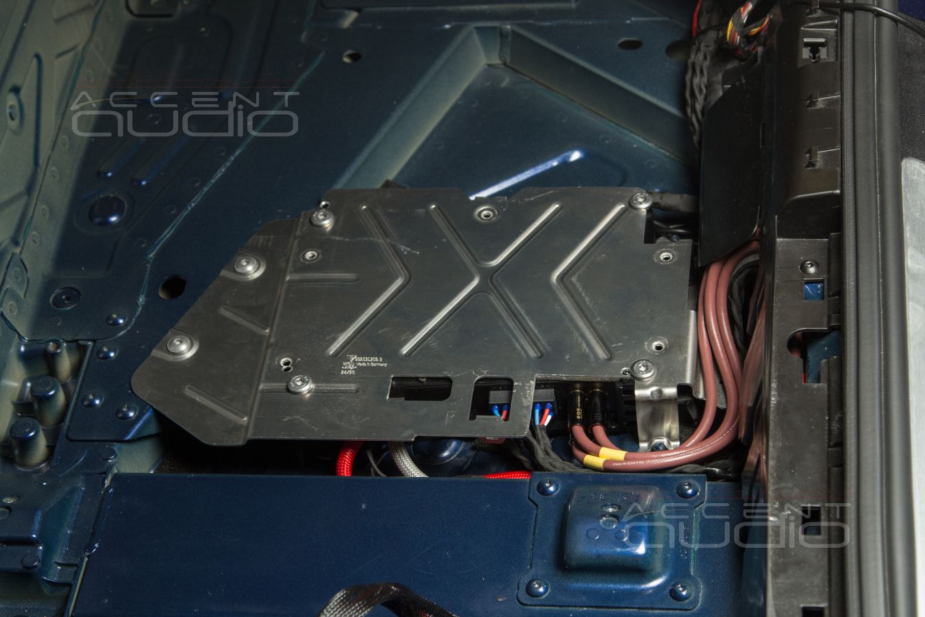 Штатный, заводской монтаж новых усилителей Helix в Porsche Carrera 911 S