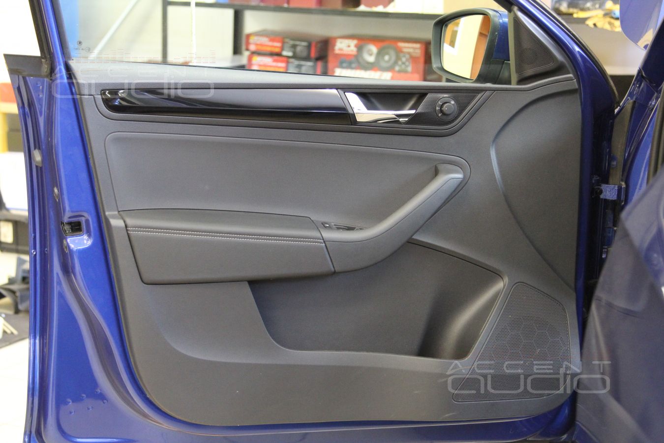 Установка акустики и шумоизоляция дверей Skoda Rapid