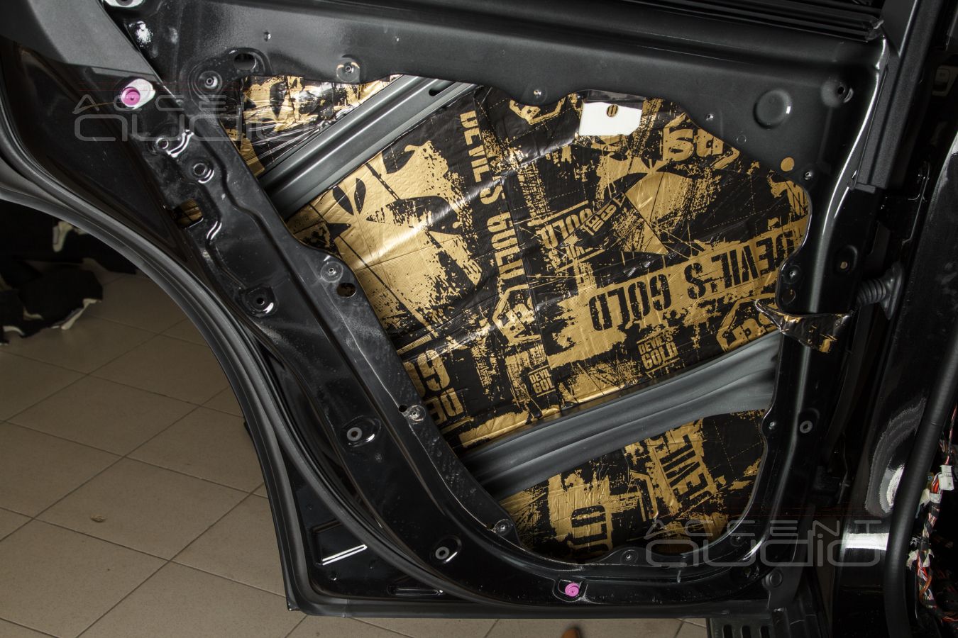 Штатная, скрытая установка среднечастотных динамиков Blam и AMP в Mercedes GLE