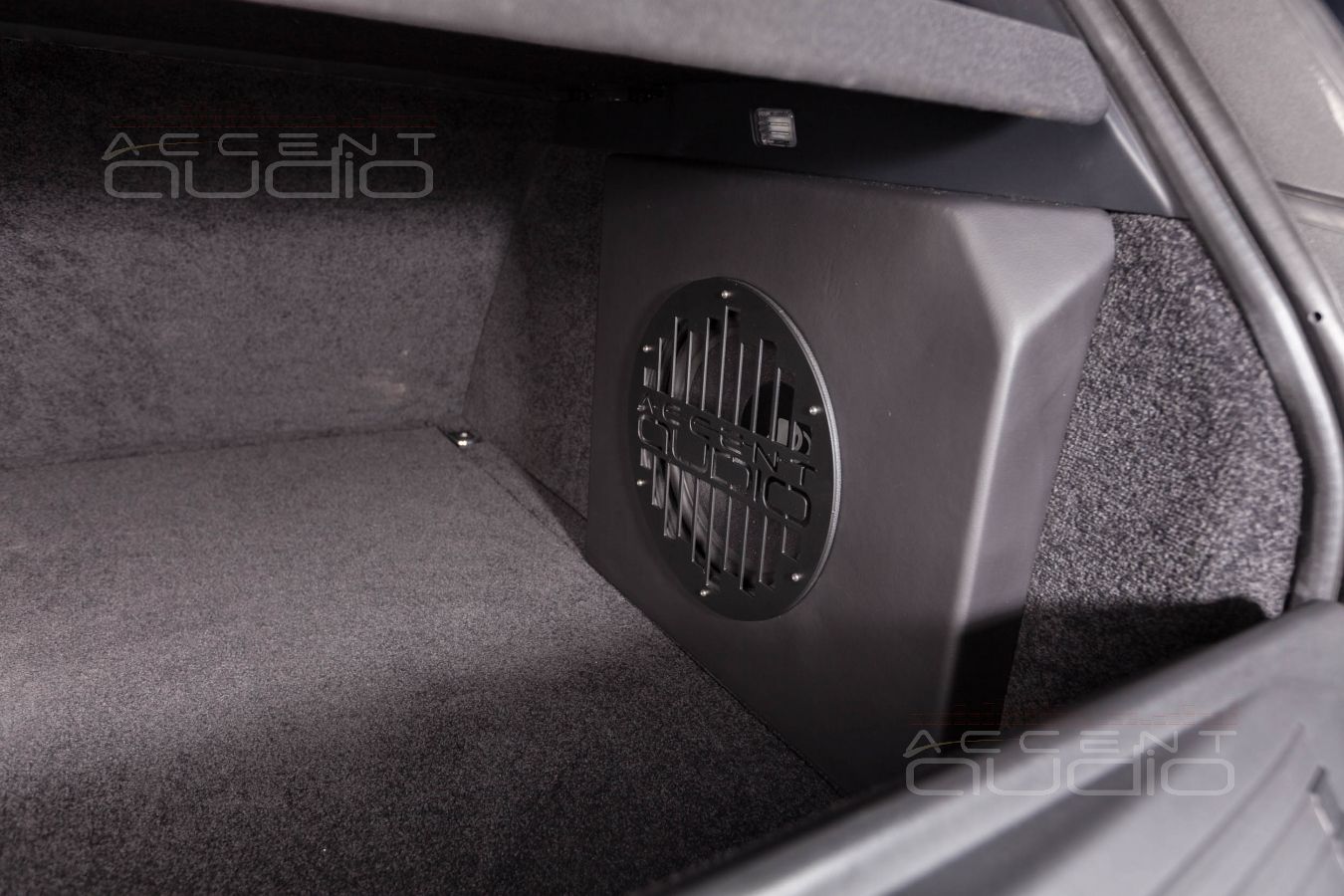 Сабвуфер-стелс c динамиком Dego 10 специально для Range Rover Vogue